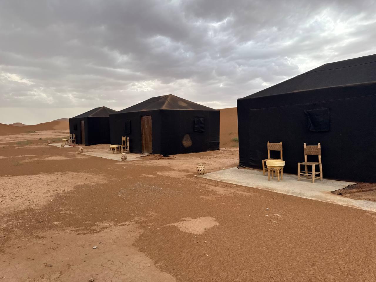 Tentes noires du Sahara