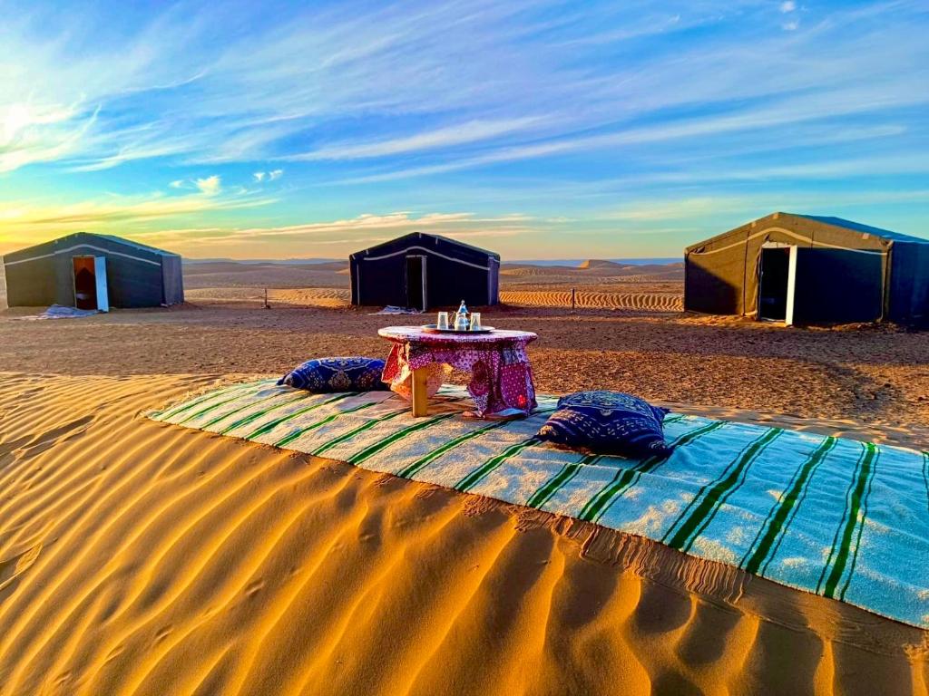 Bivouac saharien au coucher du soleil